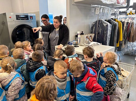 Gr. II Wizyta w zakładzie fryzjerskim oraz w pralni "Fala"