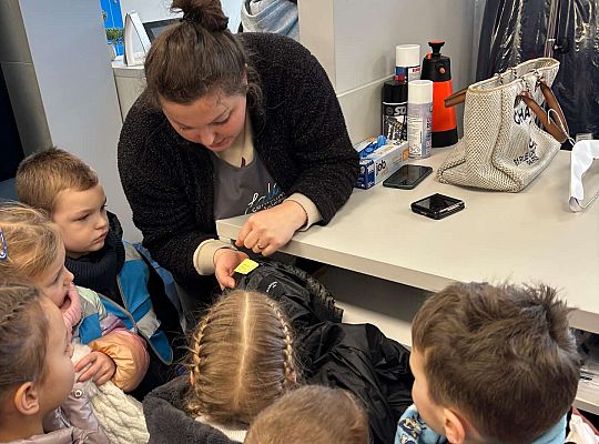 Gr. II Wizyta w zakładzie fryzjerskim oraz w pralni "Fala"