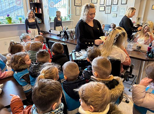 Gr. II Wizyta w zakładzie fryzjerskim oraz w pralni "Fala"