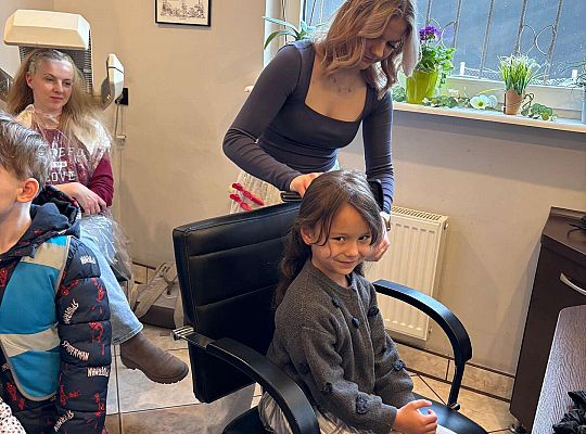 Gr. II Wizyta w zakładzie fryzjerskim oraz w pralni "Fala"