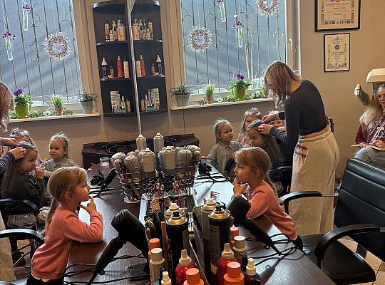 Gr. II Wizyta w zakładzie fryzjerskim oraz w pralni "Fala"