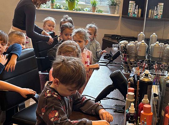 Gr. II Wizyta w zakładzie fryzjerskim oraz w pralni "Fala"