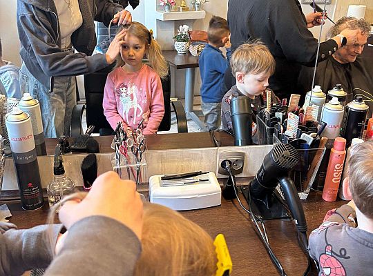 Gr. II Wizyta w zakładzie fryzjerskim oraz w pralni "Fala"