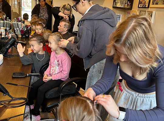 Gr. II Wizyta w zakładzie fryzjerskim oraz w pralni "Fala"