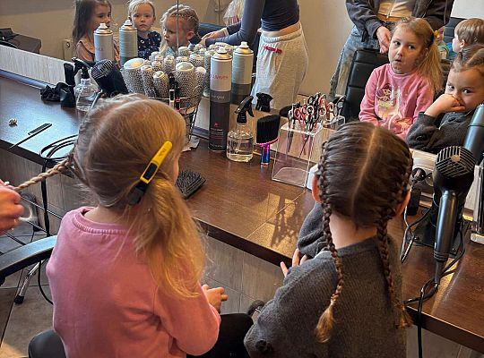 Gr. II Wizyta w zakładzie fryzjerskim oraz w pralni "Fala"