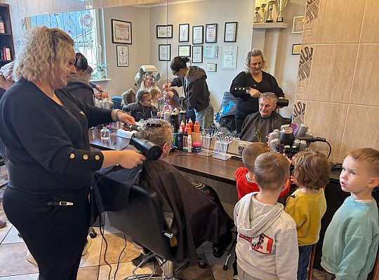 Gr. II Wizyta w zakładzie fryzjerskim oraz w pralni "Fala"