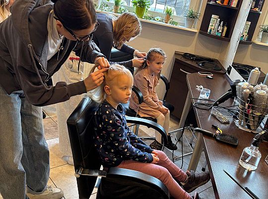 Gr. II Wizyta w zakładzie fryzjerskim oraz w pralni "Fala"