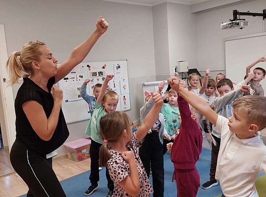 Gr.IV Zajęcia rytmicznie z mamą Ali