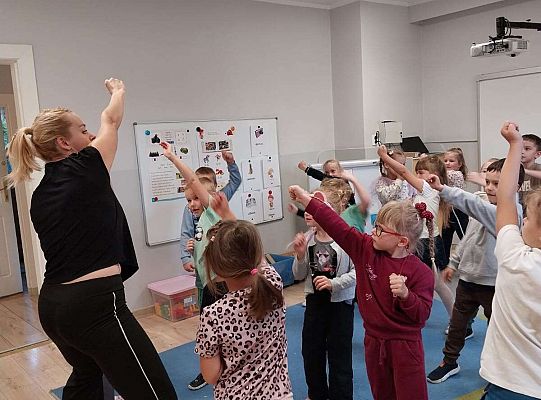 Gr.IV Zajęcia rytmicznie z mamą Ali