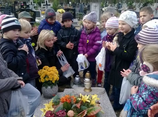 Iv grupa odwiedza groby przed świętem zmarłych