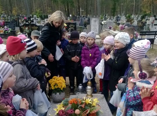 Iv grupa odwiedza groby przed świętem zmarłych