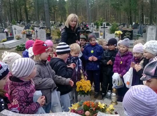 Iv grupa odwiedza groby przed świętem zmarłych