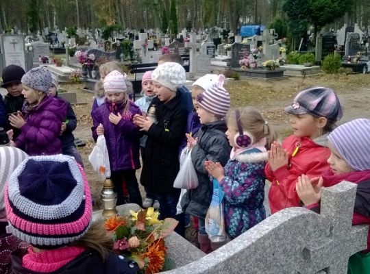 Iv grupa odwiedza groby przed świętem zmarłych