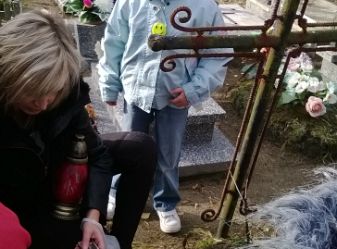 Iv grupa odwiedza groby przed świętem zmarłych