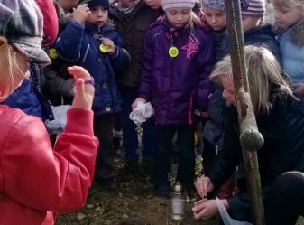 Iv grupa odwiedza groby przed świętem zmarłych