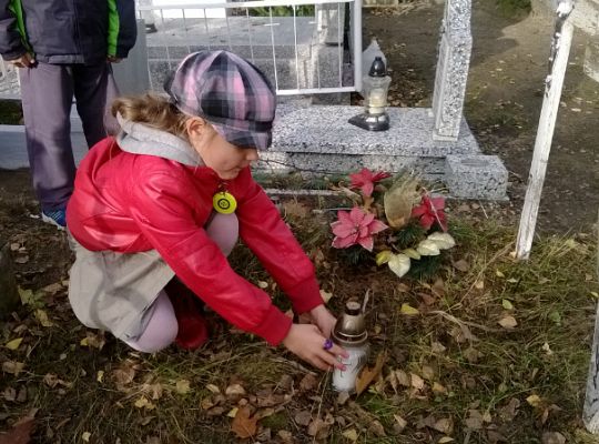 Iv grupa odwiedza groby przed świętem zmarłych
