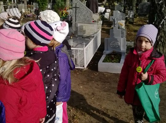 Iv grupa odwiedza groby przed świętem zmarłych