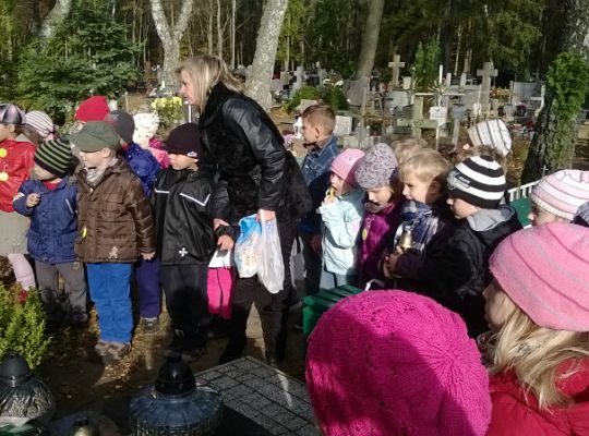 Iv grupa odwiedza groby przed świętem zmarłych