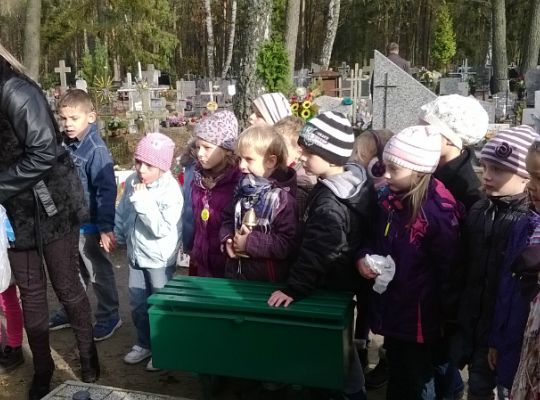 Iv grupa odwiedza groby przed świętem zmarłych