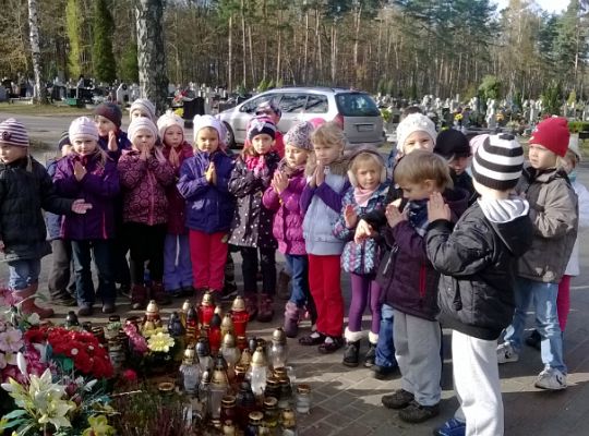 Iv grupa odwiedza groby przed świętem zmarłych