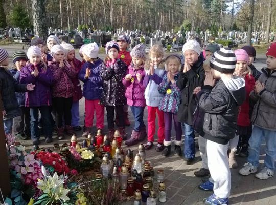 Iv grupa odwiedza groby przed świętem zmarłych