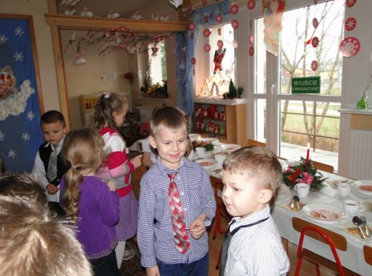 wigilia w grupie III
dzielenie się opłatkiem