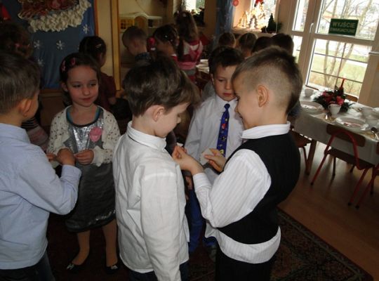 wigilia w grupie III
dzielenie się opłatkiem