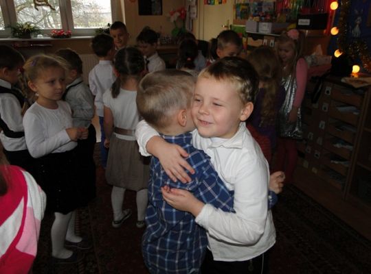 wigilia w grupie III
dzielenie się opłatkiem