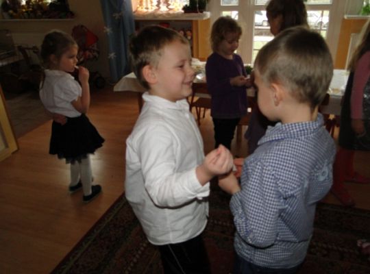 wigilia w grupie III
dzielenie się opłatkiem