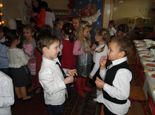 wigilia w grupie III
dzielenie się opłatkiem