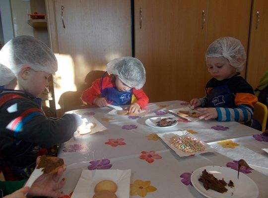 Maluszki robią ciasteczka