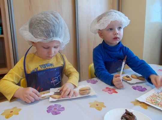 Maluszki robią ciasteczka