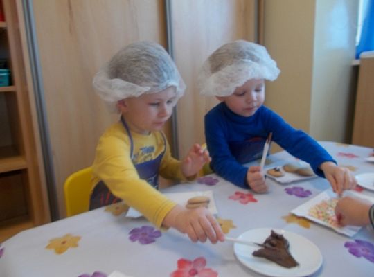 Maluszki robią ciasteczka