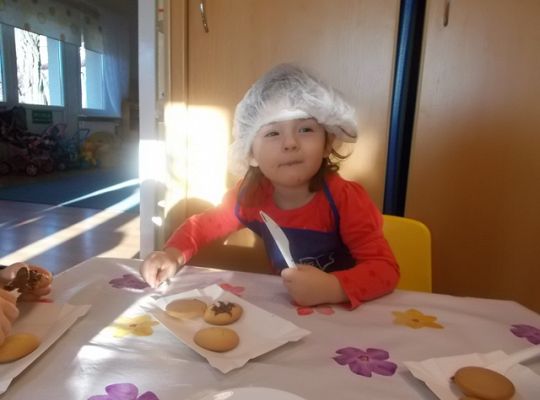 Maluszki robią ciasteczka