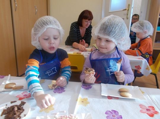Maluszki robią ciasteczka