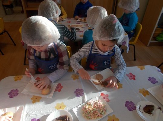 Maluszki robią ciasteczka