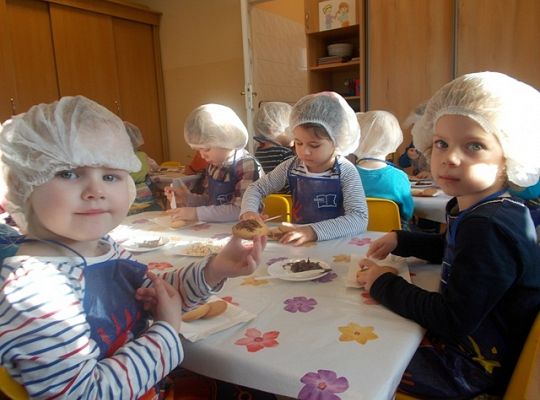 Maluszki robią ciasteczka