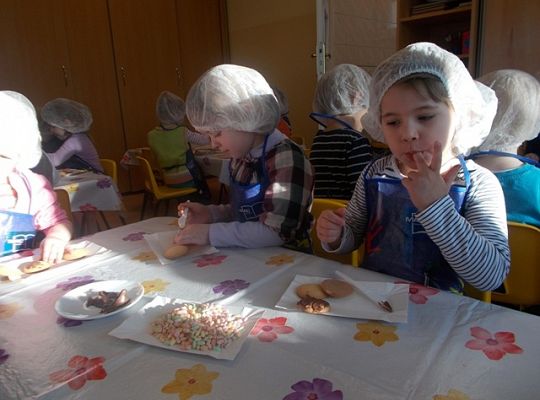 Maluszki robią ciasteczka