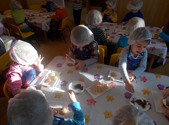 Maluszki robią ciasteczka