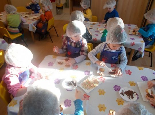 Maluszki robią ciasteczka