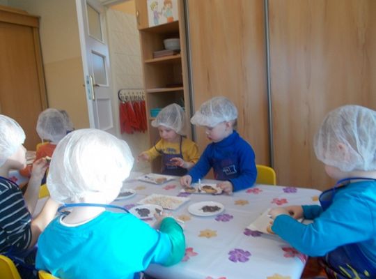 Maluszki robią ciasteczka