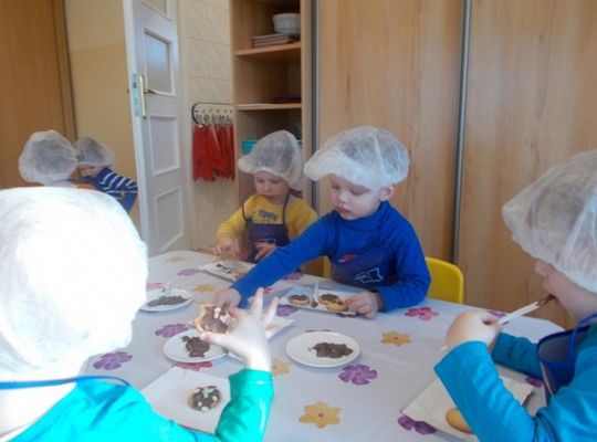 Maluszki robią ciasteczka