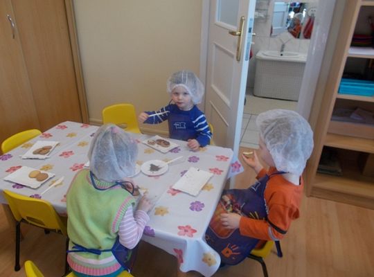 Maluszki robią ciasteczka