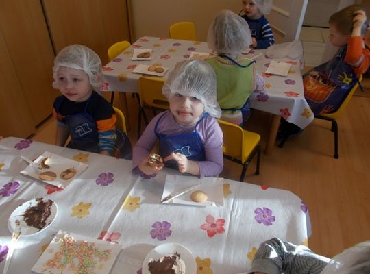 Maluszki robią ciasteczka