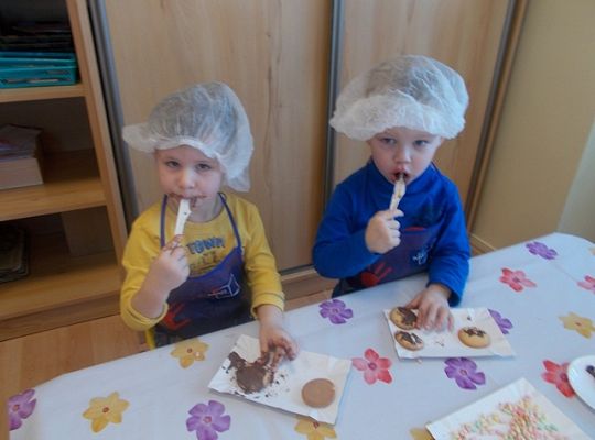 Maluszki robią ciasteczka