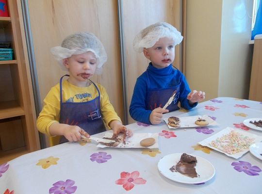 Maluszki robią ciasteczka