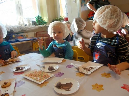 Maluszki robią ciasteczka