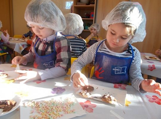 Maluszki robią ciasteczka