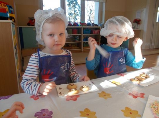 Maluszki robią ciasteczka