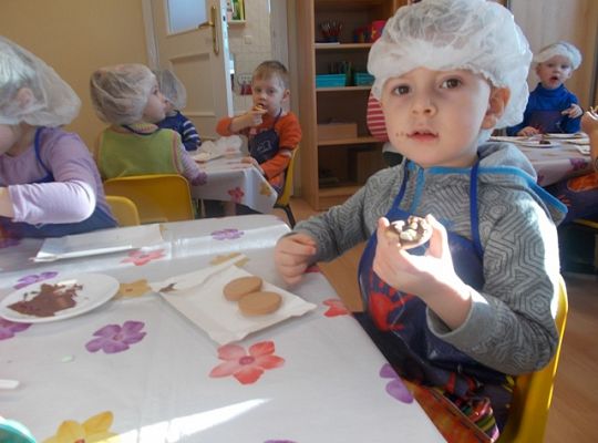 Maluszki robią ciasteczka